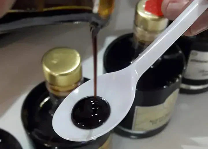 aceto balsamico alt auf löffel