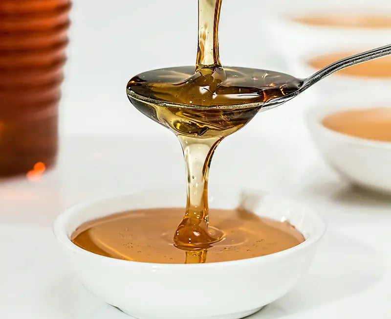 honig auf Löffel für espresso