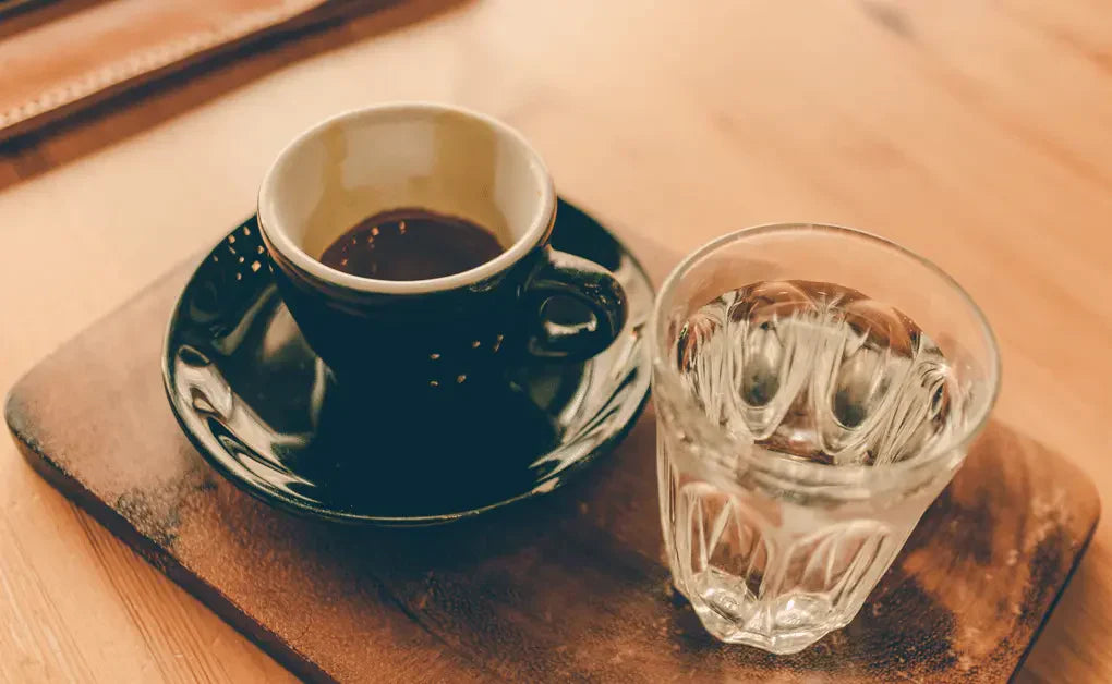 Das Glas Wasser zu dem Kaffee