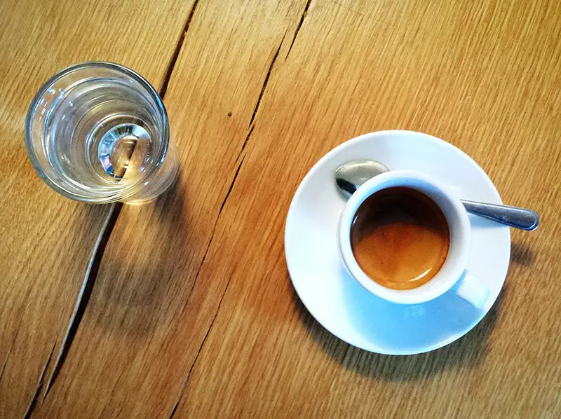 Das Glas Wasser zu dem Kaffee