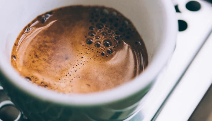 espresso von caffen mit dunkler crema 