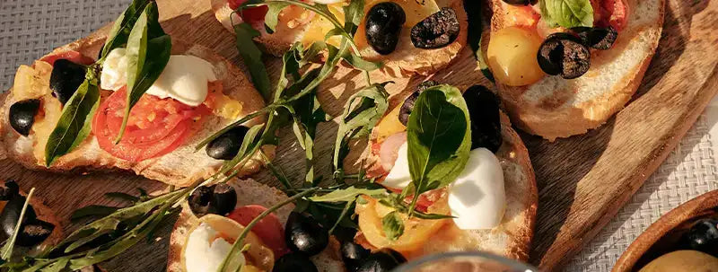 italienische antipasti mit oliven, paprika und mozarella mit aceto balsamico