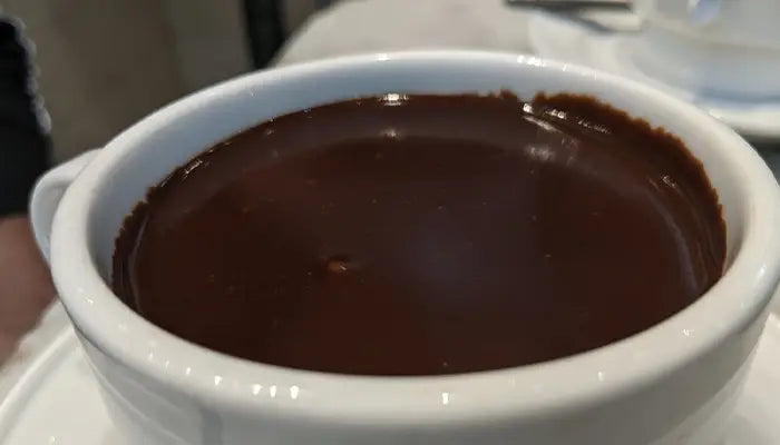 italienische trinkschokolade dickflüssig in der tasse