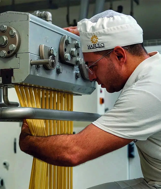 herstellung der bucatini pasta 