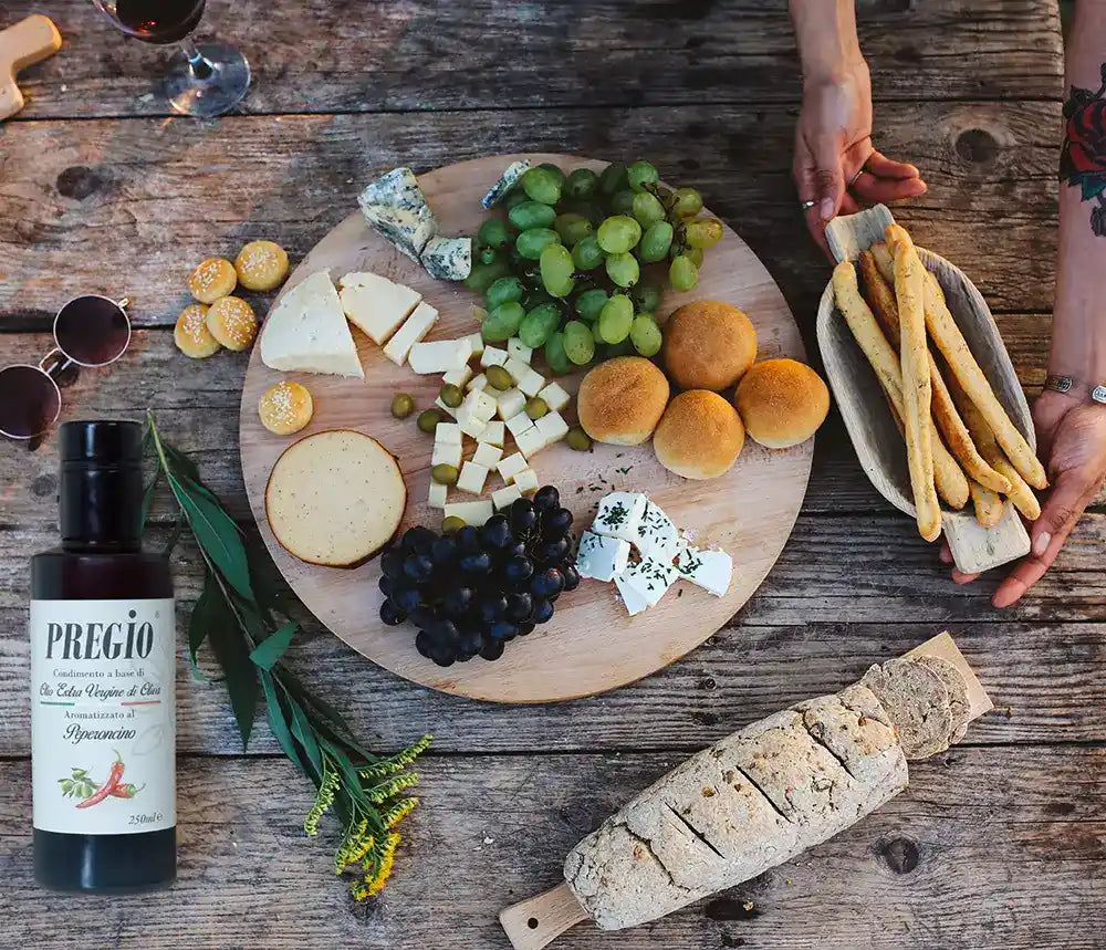 italienisches olivenoel mit peperoncino in feinster qualität auf dem gedeckten tisch von pregio