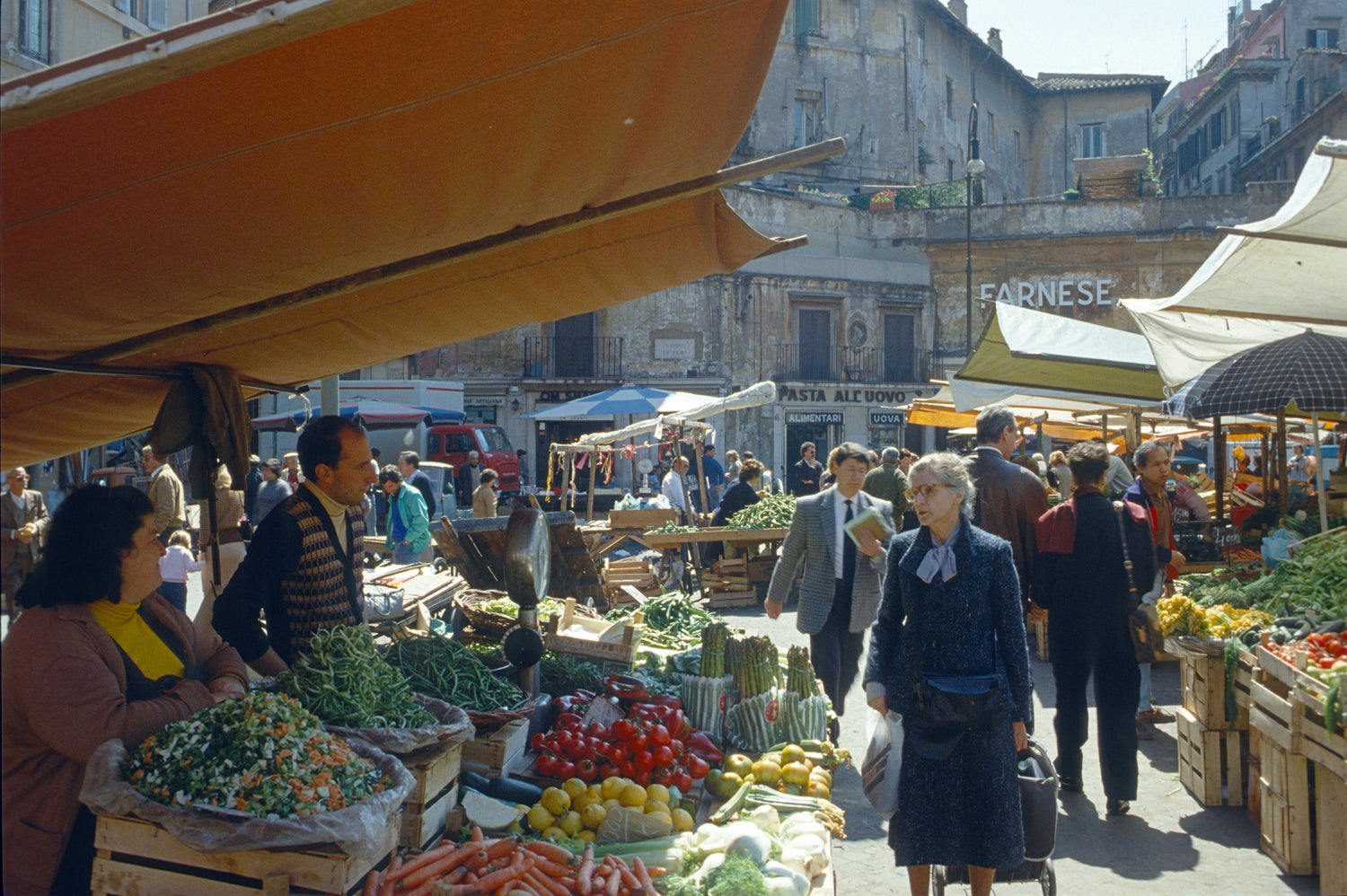 Italienische lebensmittel markt mit menschen
