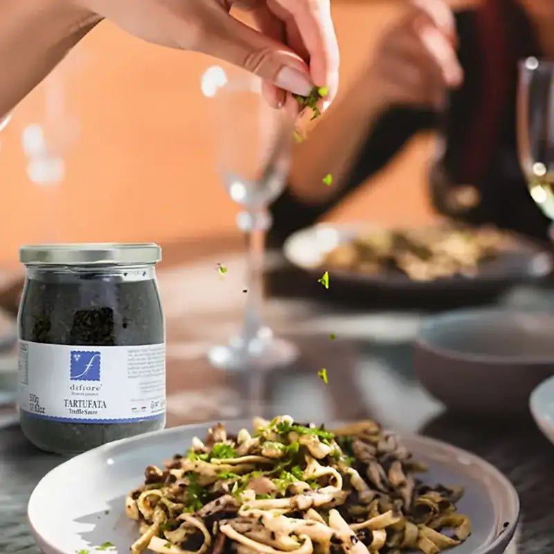 tartufata trueffelcreme mit champignon und olvien fuer bruschetta und pasta