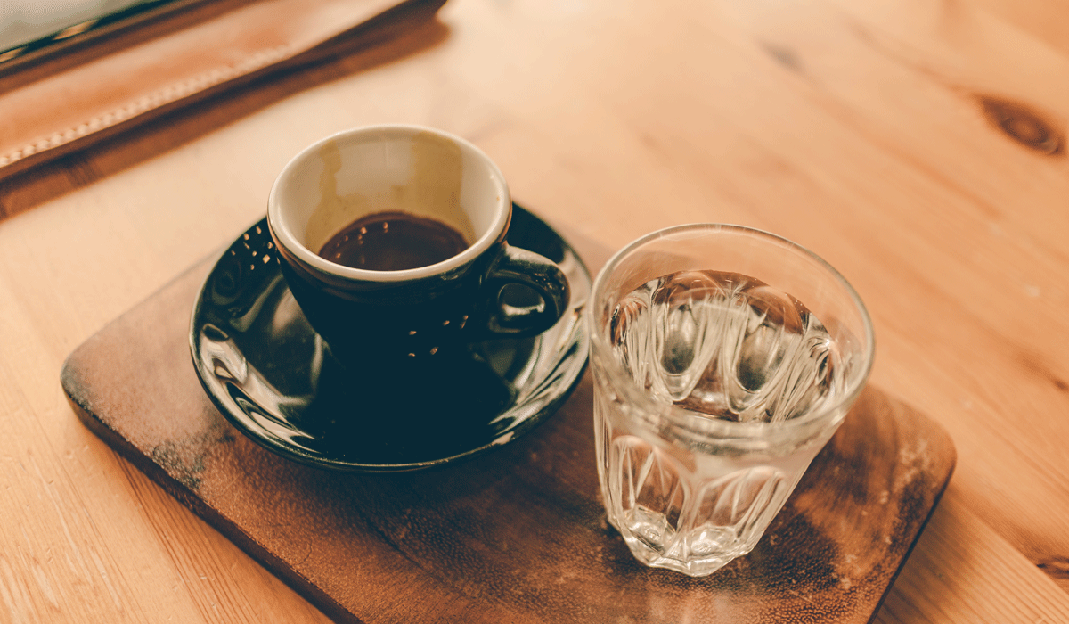 Das Glas Wasser zu dem Kaffee - Espressoshop Blog